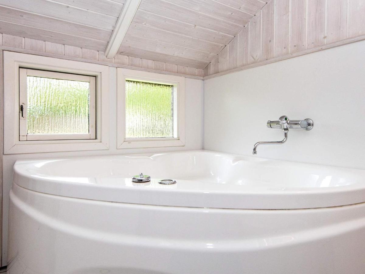 5 Person Holiday Home In B Rkop Egeskov  Kültér fotó